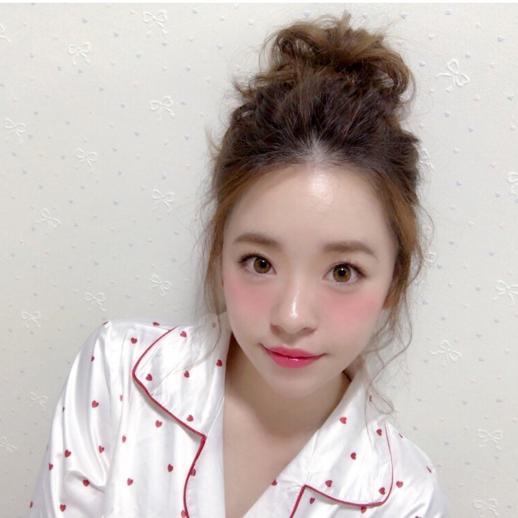 穿睡衣也能拍IG美照！找姊妹來開睡衣趴，先學會這幾款簡單編髮