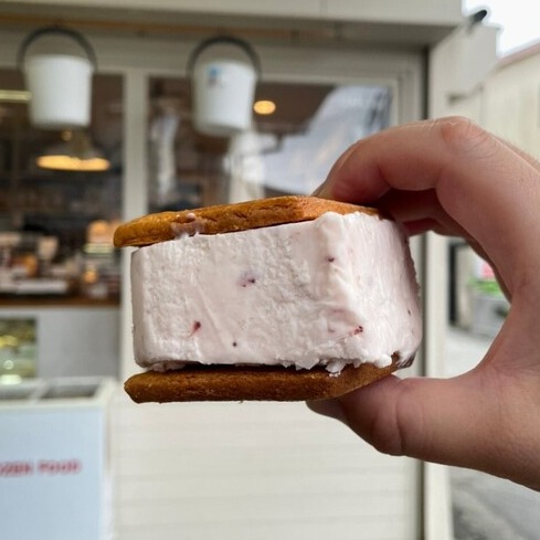 隱身在鎌倉小農市集中的雜貨店「DAILY by LONG TRACK FOODS」，超厚冰淇淋夾心餅乾必吃