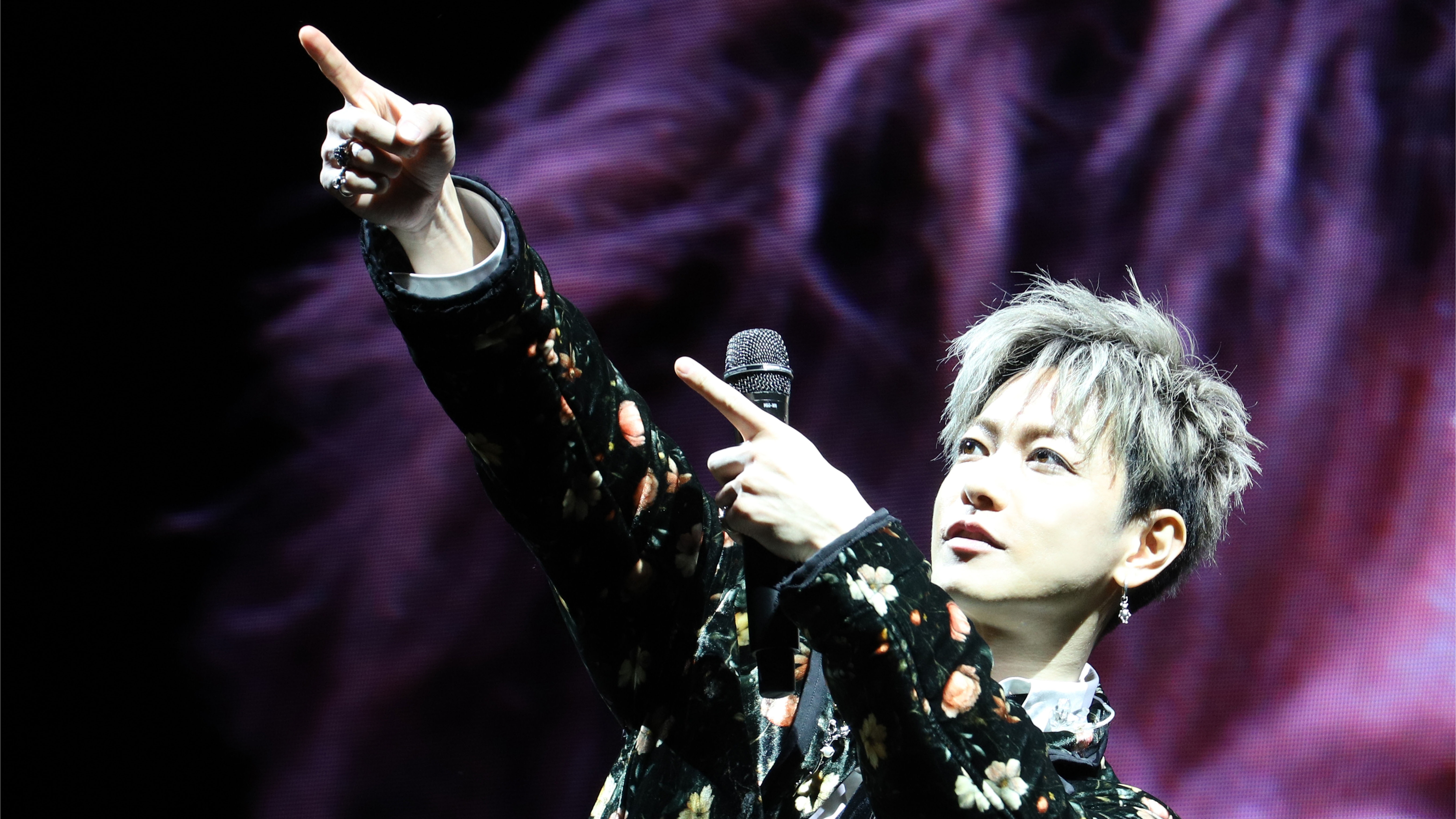 佐藤健《玻璃之心》見面會驚喜不斷！現學現賣「ㄍㄟˋ婚」撩粉，更加碼從6樓繞場互動