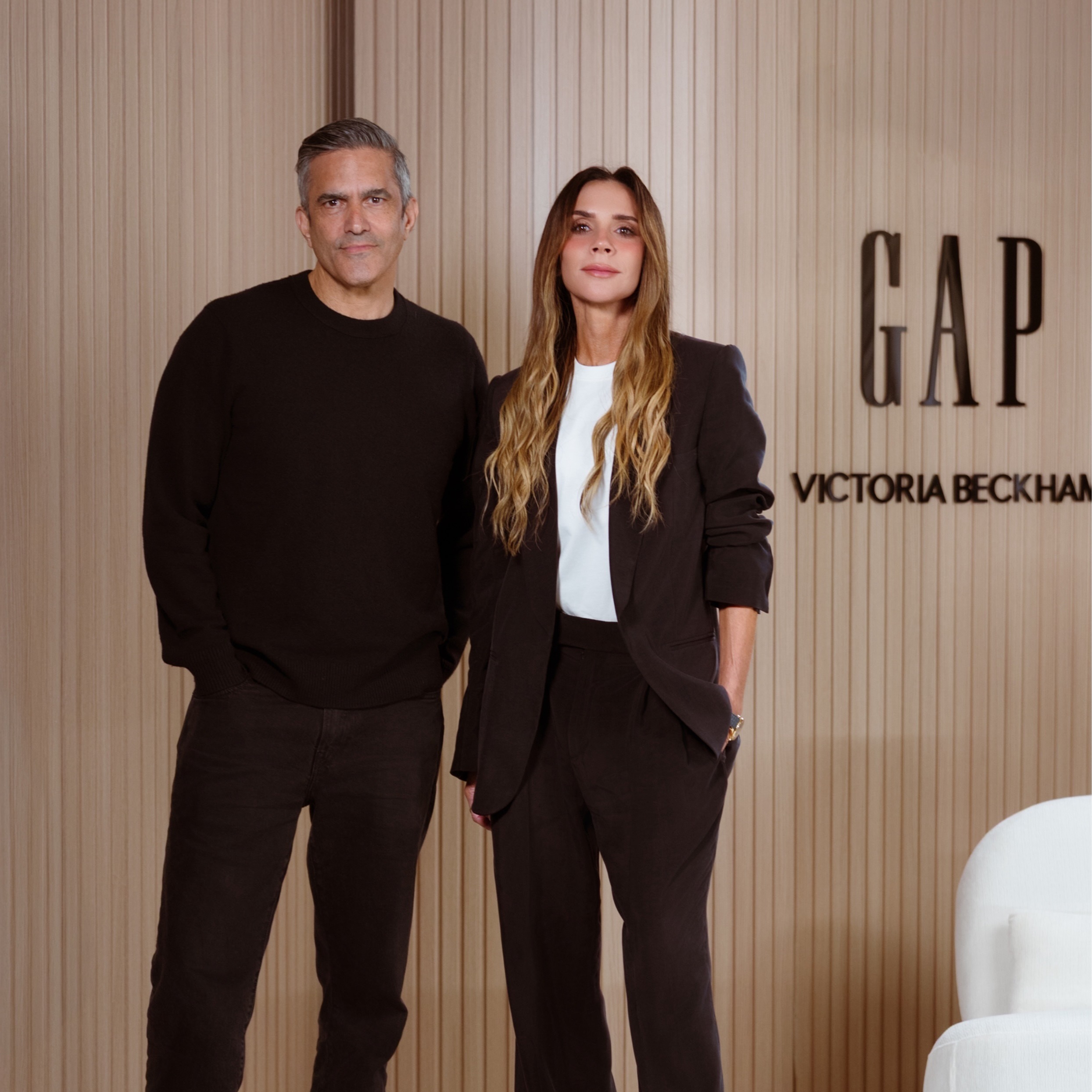 貝嫂Victoria Beckham聯名Gap又來了！秋冬37款新品登台，萬元內買到設計師大衣