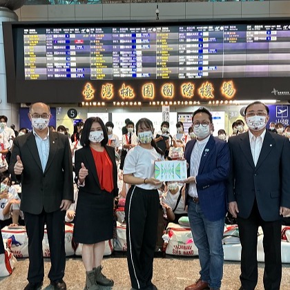 明天要趕回日本考試！國慶日驚豔全場的京都橘高校趕赴機場離台 文總送郵摺留念