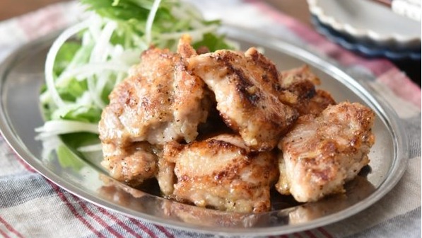 日本主婦大推的「食材冷凍術」！10分鐘完成下酒下飯的嫩煎黑胡椒雞腿肉食譜