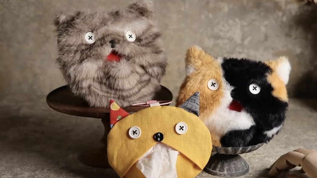 愛貓裁縫設計師的品牌「un peu」，花色豐富多樣的可愛貓咪面紙套，從貓嘴吐出面紙的可愛設計