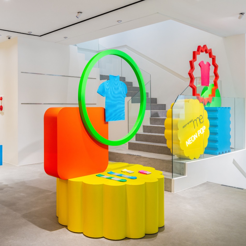 可愛爆擊！me ISSEY MIYAKE最萌快閃店降臨、直接被霓虹色洗版…限定商品＋巨型扭蛋機，小心荷包失守