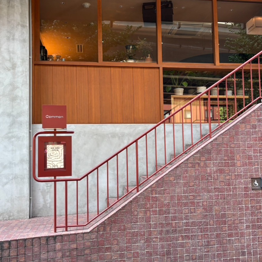 東京六本木的潮流秘密角落,是咖啡廳也是音樂酒吧的Common