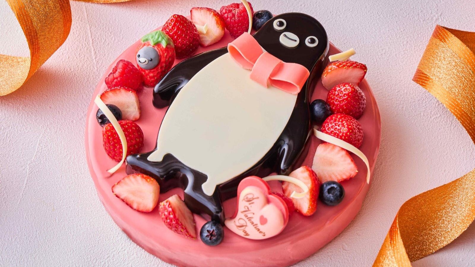 西瓜卡吉祥物跑來這裡打工？粉色Suica企鵝躺平成情人節蛋糕主角！