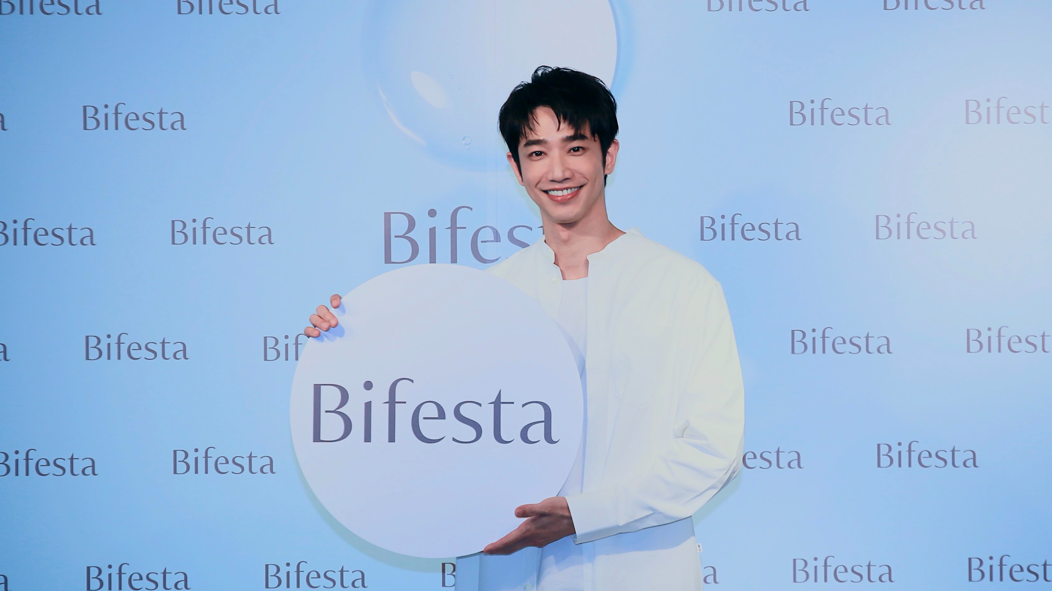 劉太太集合!Bifesta碧菲絲特寵粉宣布: 「水潤心動代言人出爐---『劉以豪』!」