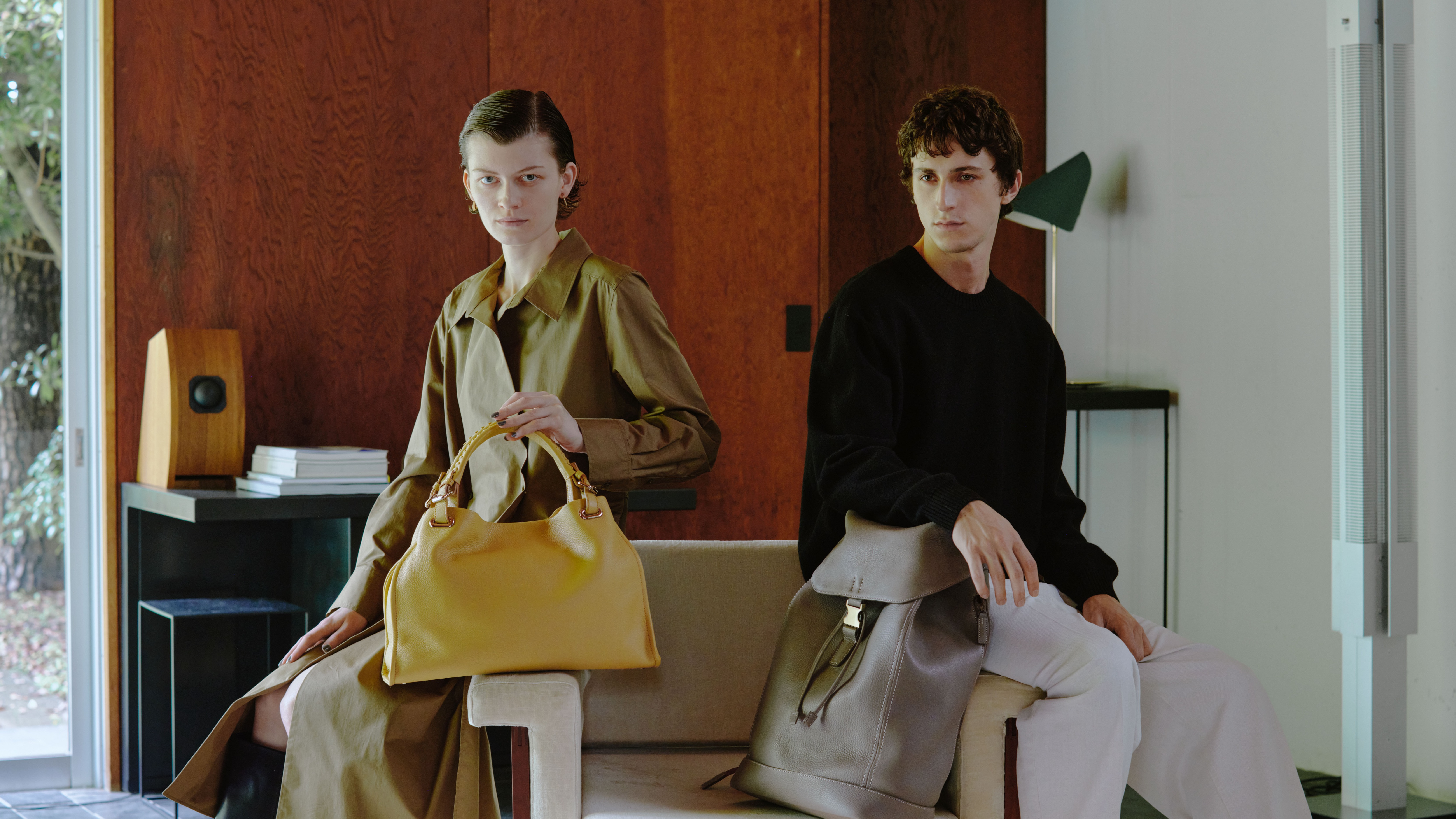 土屋鞄製造所砂金黃＆暮光暖灰色系列登場，皮夾與單肩包限定色秋日上市