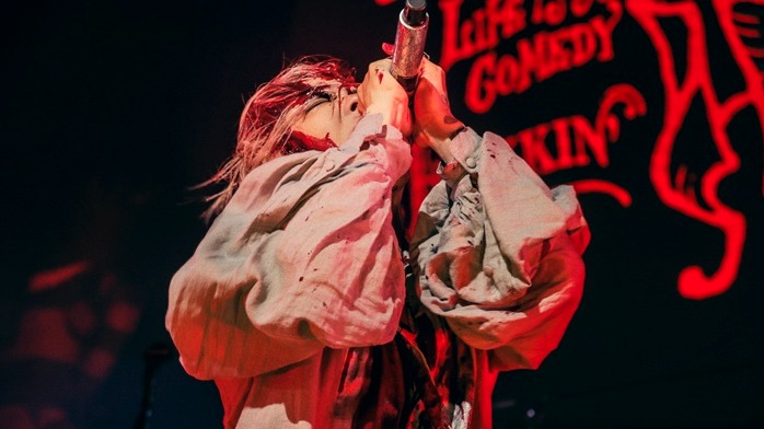 搖滾男神HYDE來台開唱 《鬼滅之刃》、《NANA》經典名曲連發，巨大講台與浴血橋段讓現場宛如華麗音樂劇！