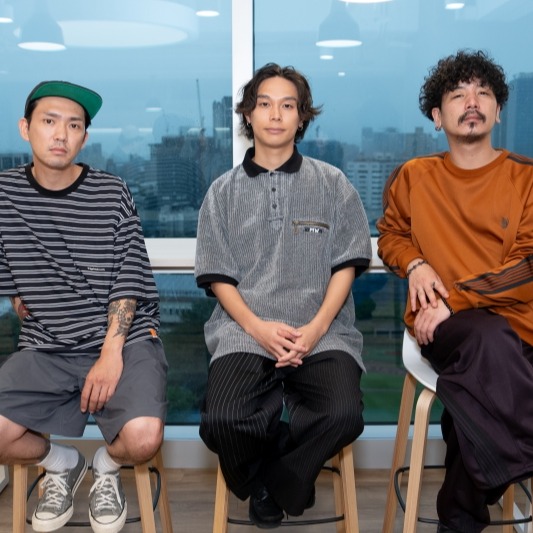 【訪問】 日本樂團  Omoinotake 大談名曲〈幾億光年〉、〈蕾〉的創作背景！好品味推草東與9m88，但夙願竟然是全裸上街？