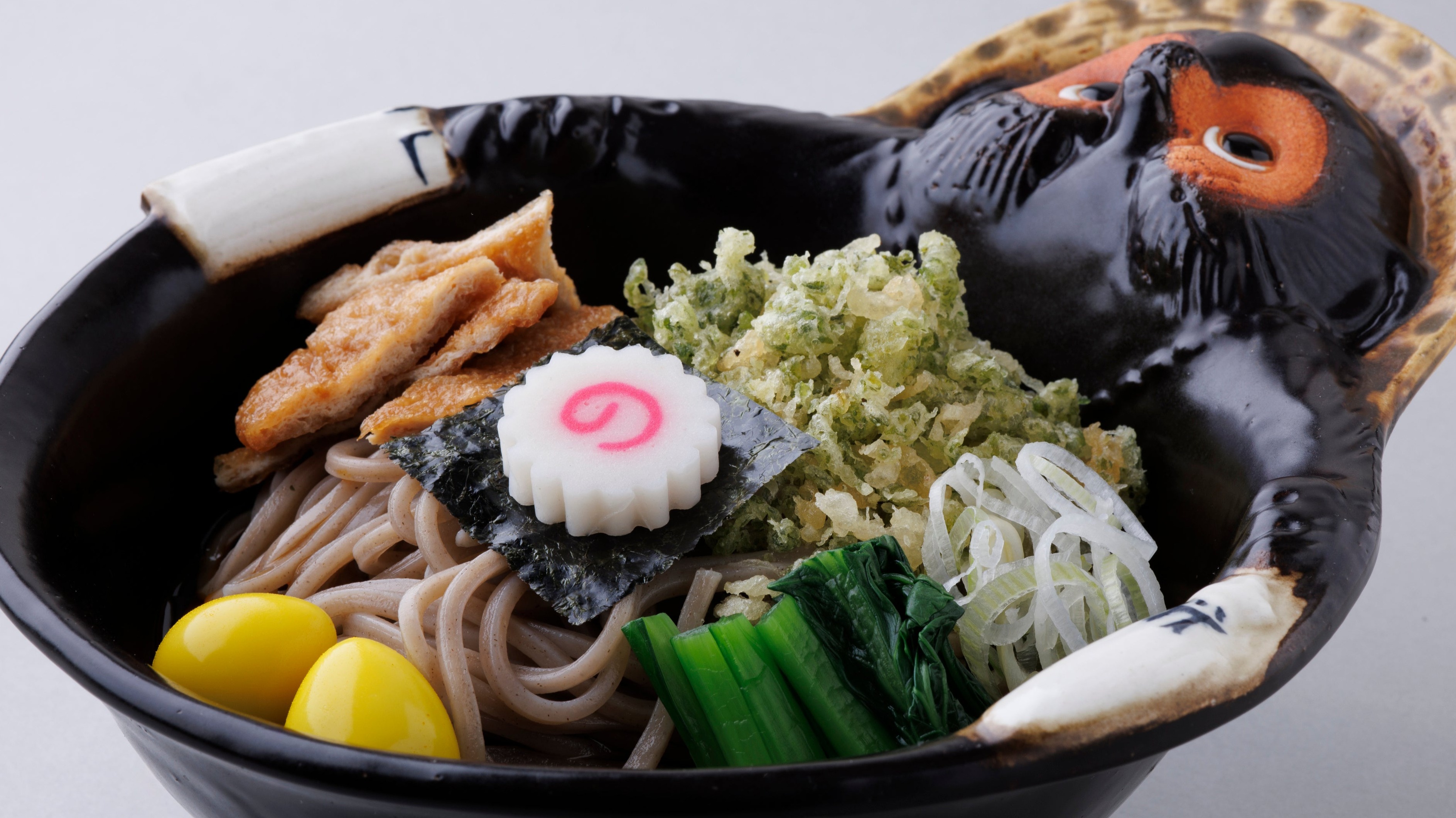 池袋新開幕，專門販售狸貓蕎麥麵的立食餐廳「たぬきは飲み物。」，就連碗公也都是狸貓造型？