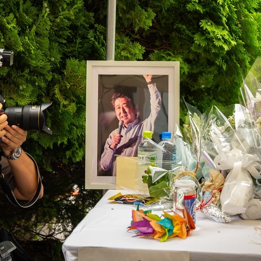 拜登、馬克宏不出席令安倍國葬爭議再起？日本人為什麼反對、為什麼支持安倍國葬？