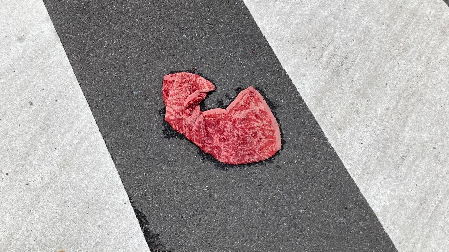 為什麼會出現在這種地方？掉在馬路上的「高級肉」原來是這樣的東西！