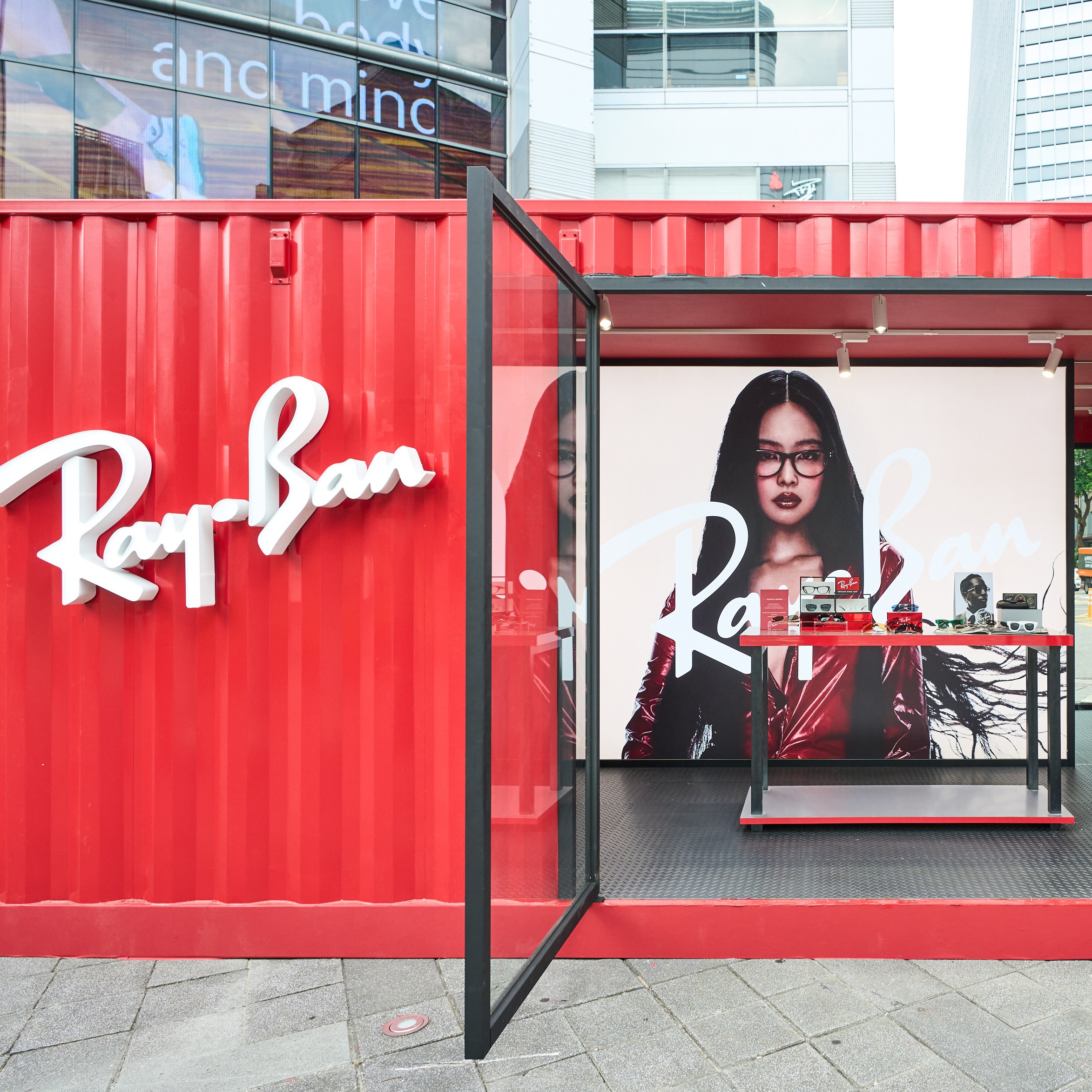 BLACKPINK Jennie同款眼鏡來了！Ray-Ban信義快閃登場，拍貼機、扭蛋、DJ派對一次玩