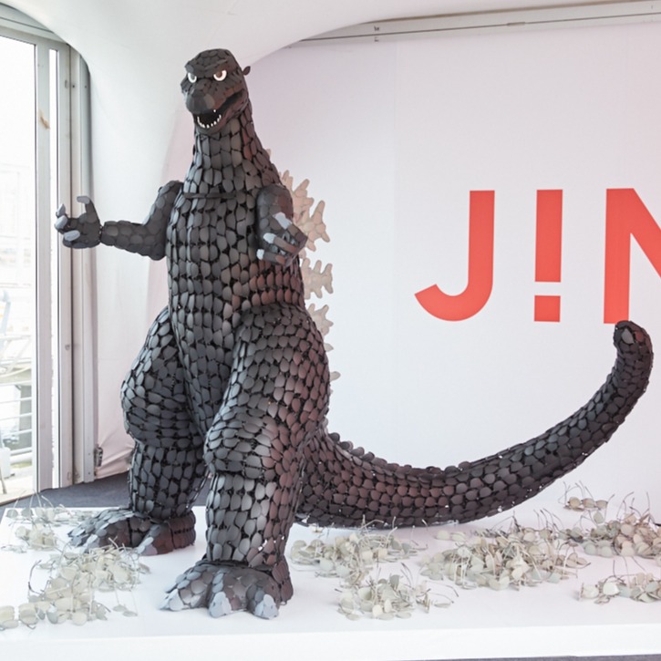 世界首創！ JINSX台中市政府，萬支廢鏡打造「哥吉拉」 登陸台中火車站