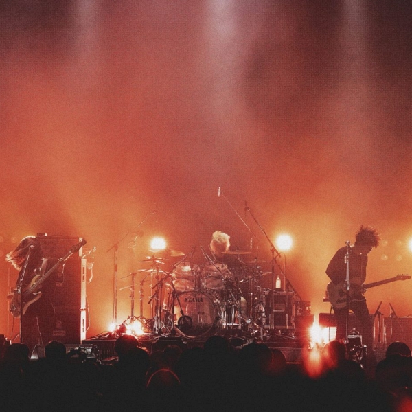 獨一無二的日本樂團「凜冽時雨」演唱會現場報導   冰冷銳利卻激昂熱情的巨大龍捲風狂踞羽田