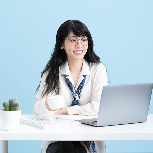 懶人素顏神器!戴眼鏡就像上妝、自帶好氣色的「腮紅鏡片」台灣首賣