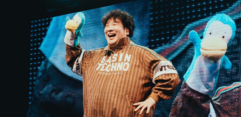 【現場報導】岡崎體育台北專場笑聲不斷！自嘲不如曾敬驊帥，喊話想跟血肉果汁機當朋友