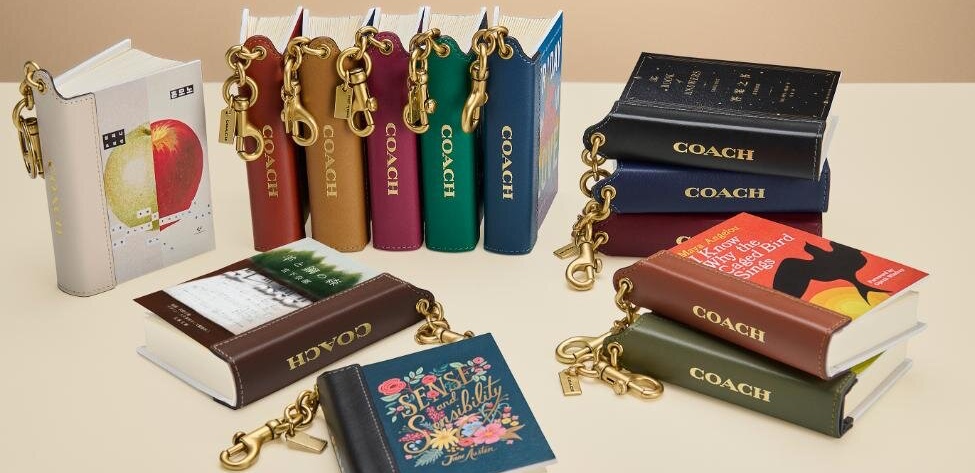 超迷你《羊與鋼之森》《蜜蜂與遠雷》！Coach 推出可閱讀書本吊飾及期間限定工作坊