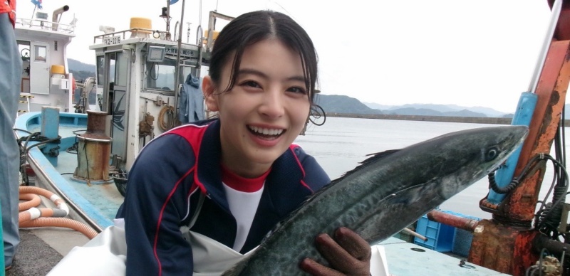 新生代演員出口夏希在日劇《鯖魚罐頭，航向宇宙》扮演北村匠海的學生，清新亮麗超吸睛！