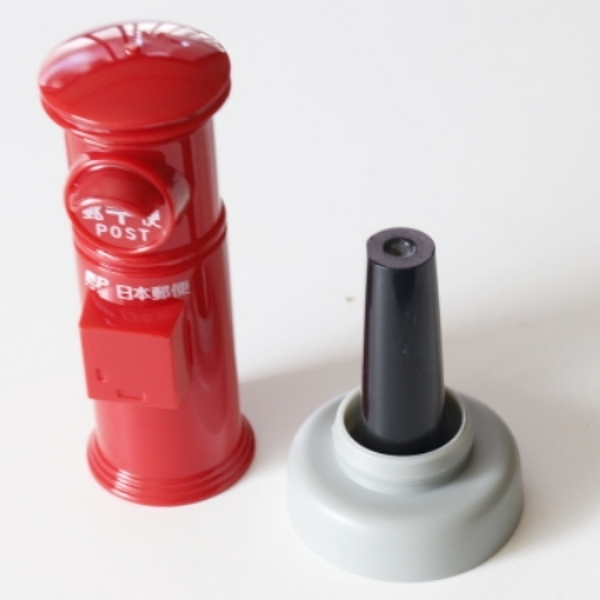 日本郵便授權商品，大創買得到！郵筒造型印鑑盒有夠擬真