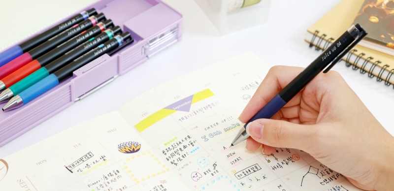 開學季來臨！鉛筆盒中一定要有最咕溜好寫的「超級果汁筆」吧？百樂別針贈送活動也別錯過