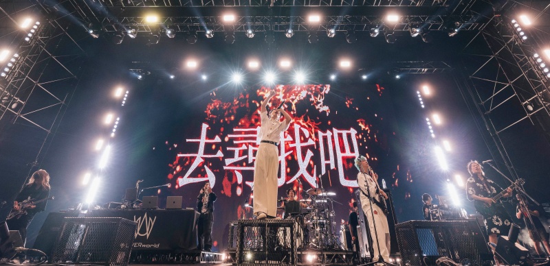 【JH專訪】日本超級樂團 UVERworld 初次來台用音樂震撼觀眾，第一次看也會被〈EN〉歌詞靈魂拷問逼哭！