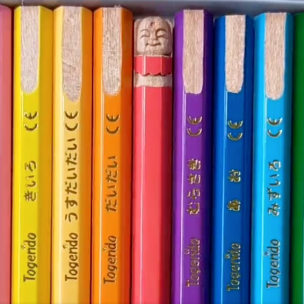 色鉛筆上的微笑地藏菩薩是爸爸的愛！現代佛像雕刻師「宮本我休」