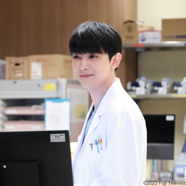 眼淚是珍珠，國寶級帥哥吉澤亮讓觀眾忍不住陪哭。日劇《PICU 兒童加護病房》登10月收視冠軍寶座