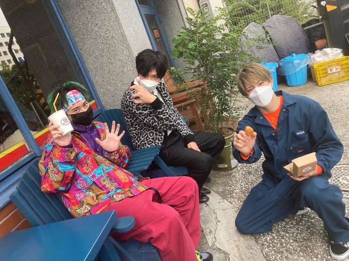 不良少年與白手杖女孩 側拍