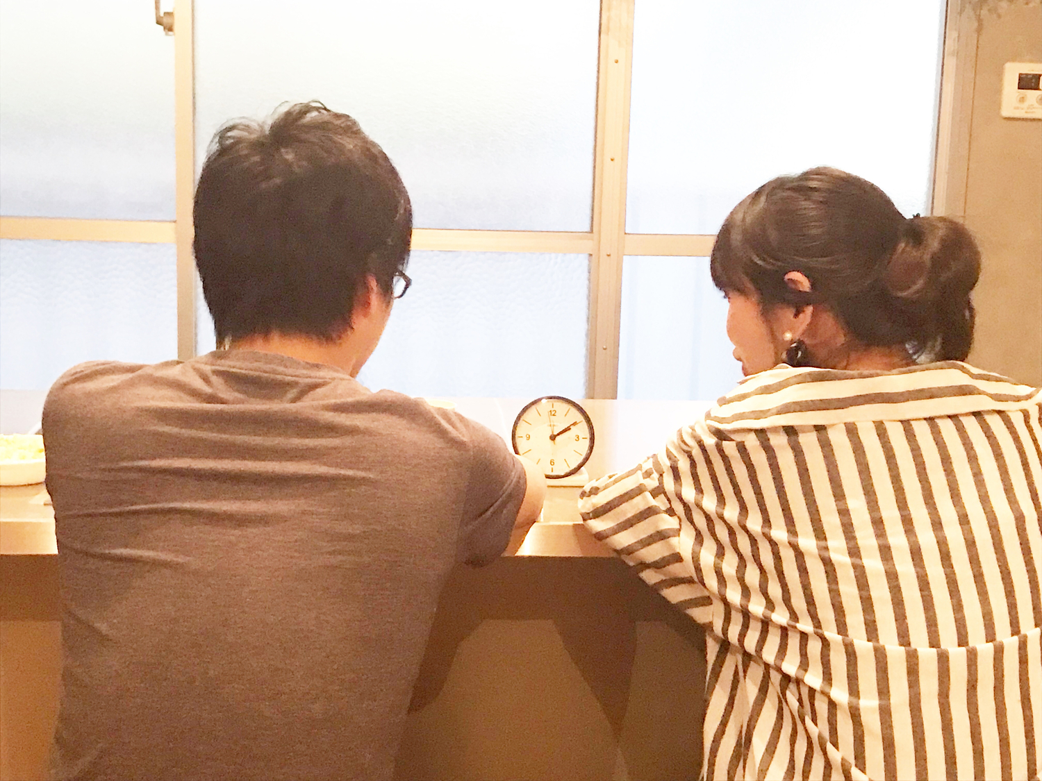 坐在一起交談甚歡的男女