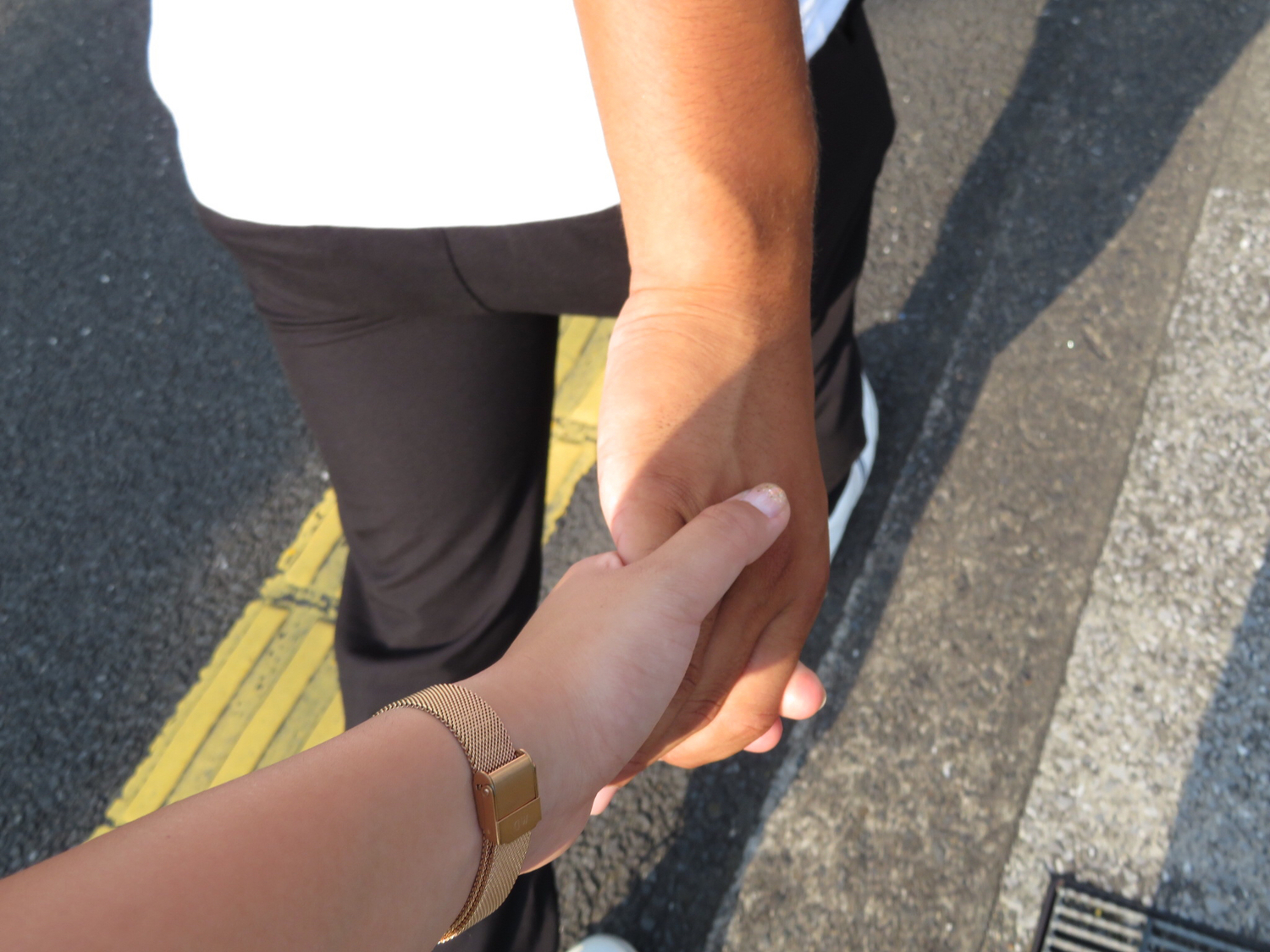 關係親密的男女牽著手