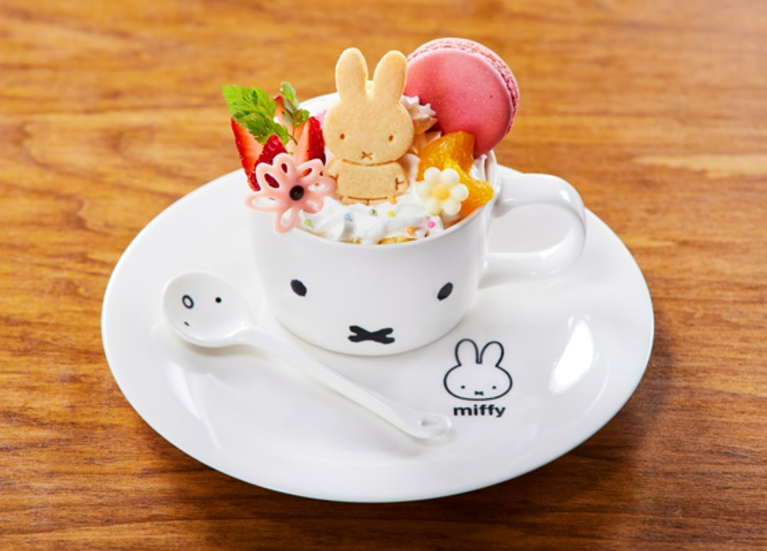 ミッフィーのお花畑ケーキ