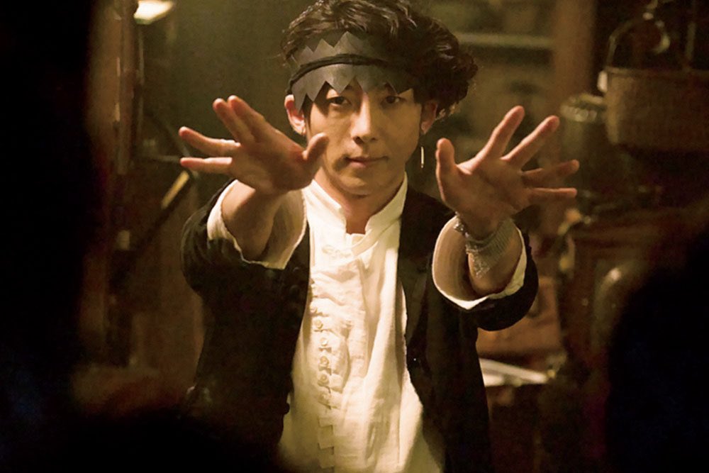 岸邊露伴一動也不動