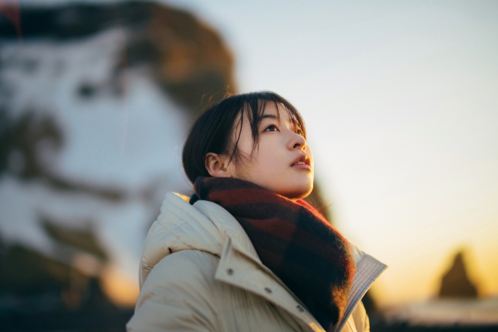 四月，她將到來。