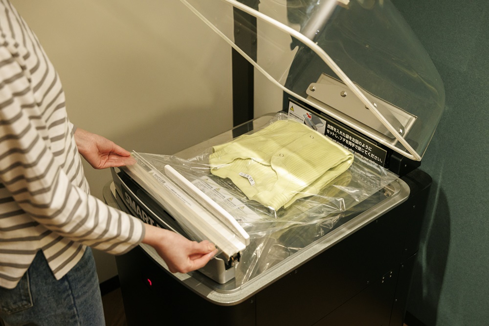 裡面設置了10台不需使用洗衣精利用離子力量去除污垢的高科技wash+洗衣機與烘衣機,也提供五種不同香味的芳香豆給住客使用。另外也設置了整燙空間,不論是要掛燙或是平放熨燙都沒有問題。