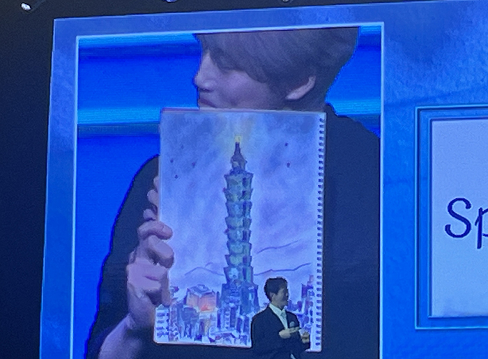 坂口健太郎畫台北地標101