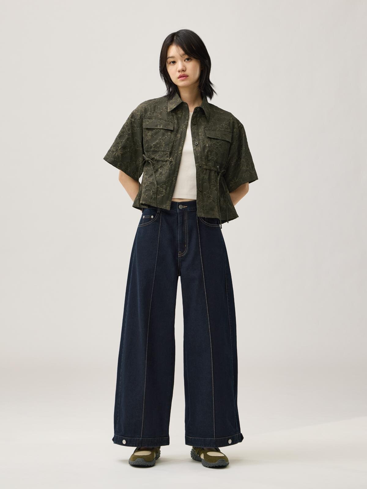 ユーティリティシャツ(5分袖) by rokh 2,990円、バルーンパンツ by rokh 3,990円