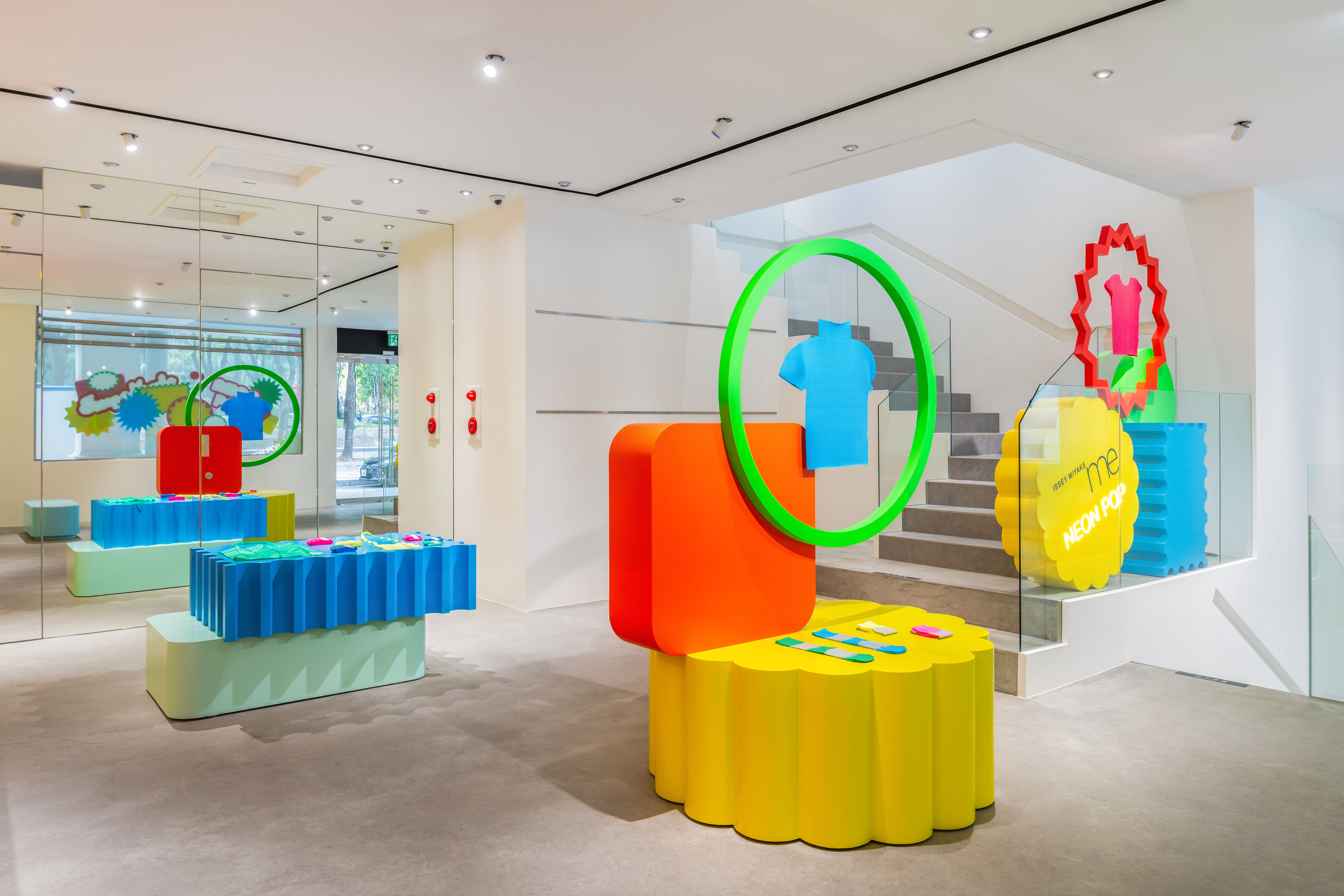 亮麗的螢光色結合幾何形狀，殺光手機容量