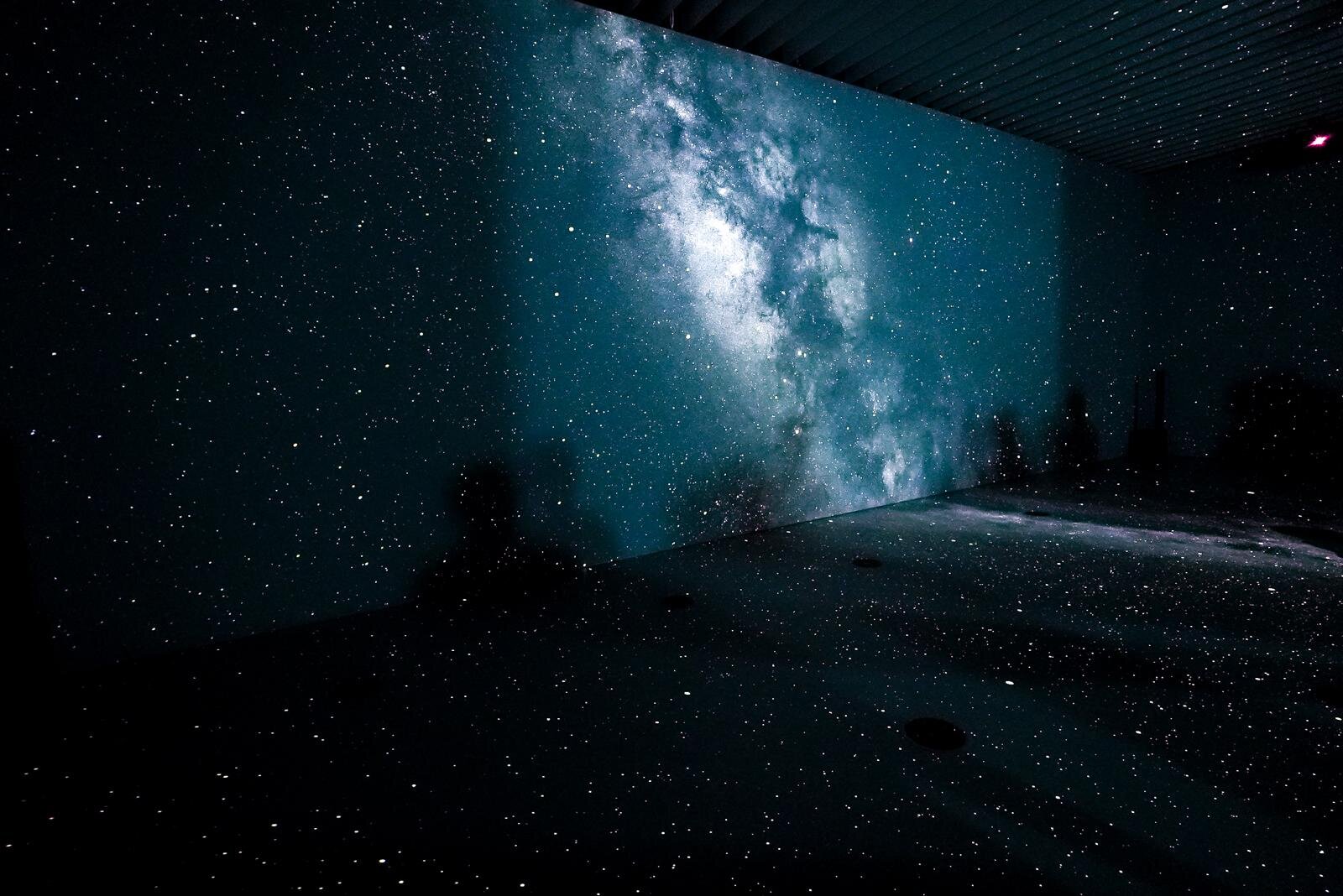 「MEGASTAR」による「星空シアター」展示 &copy;魚豊／小学館