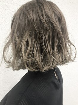 ダマーニ 表参道(DAMANI)の写真/髪にやさしく暗くなりすぎない、上品な髪色を実現。大人女性が楽しむワンランク上のグレイカラー[表参道]