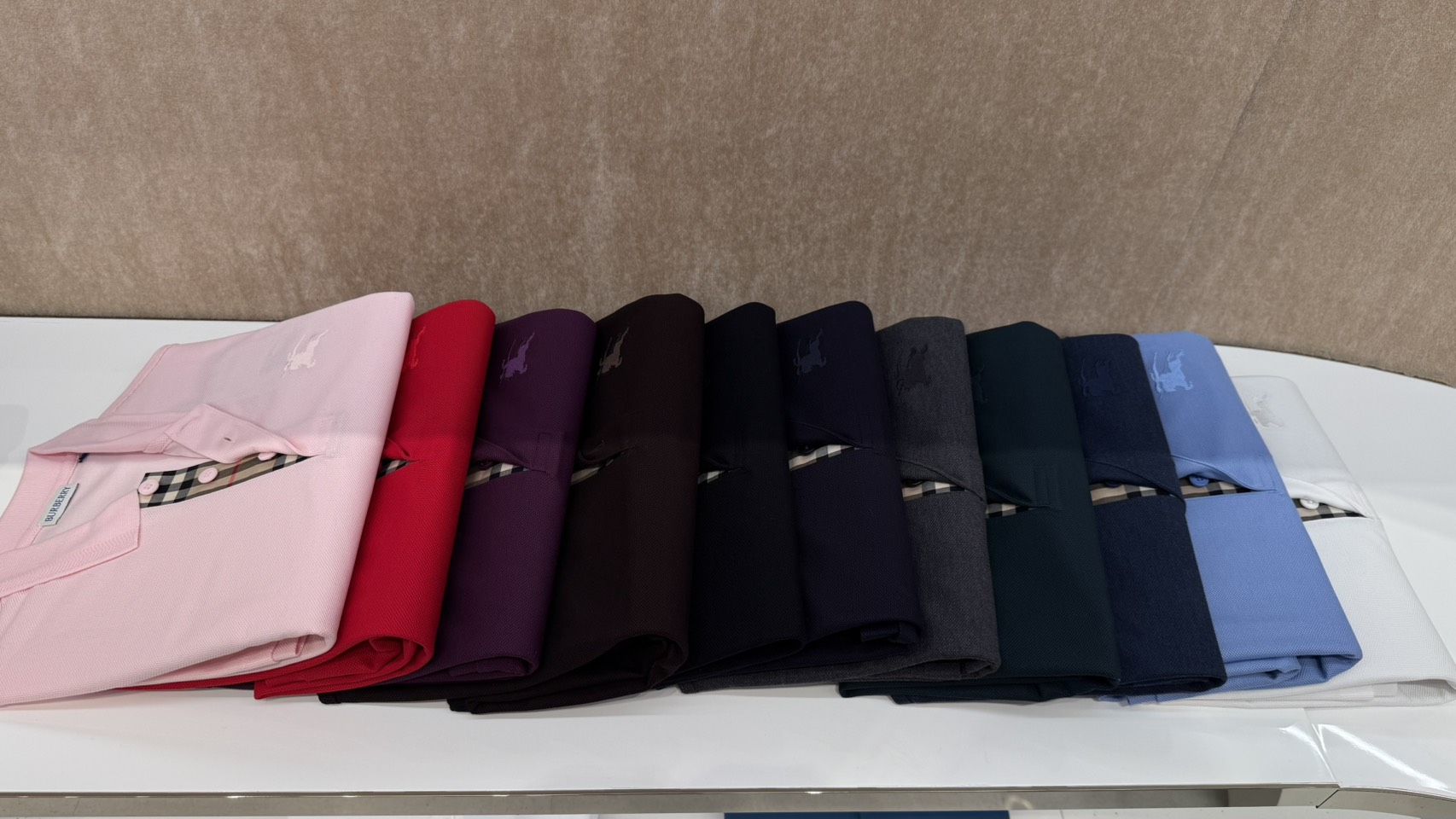 本季polo衫也是Burberry熱賣品之一,店內還有客製化服務,可以在右下角的地方刻上任意三個字母喔!