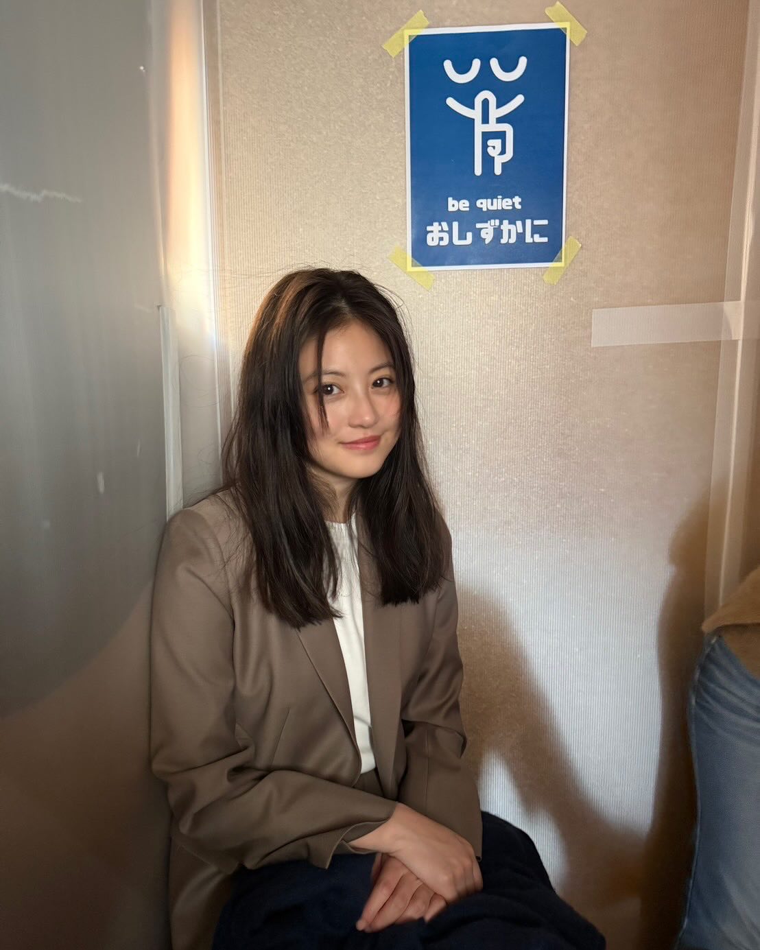 今田美櫻穿搭：咖啡色西裝＋白色內搭